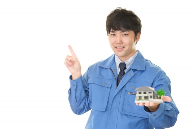 家の模型と人物