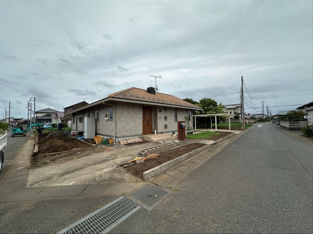 施工前：重機が入り、庭が土のままの住宅の様子