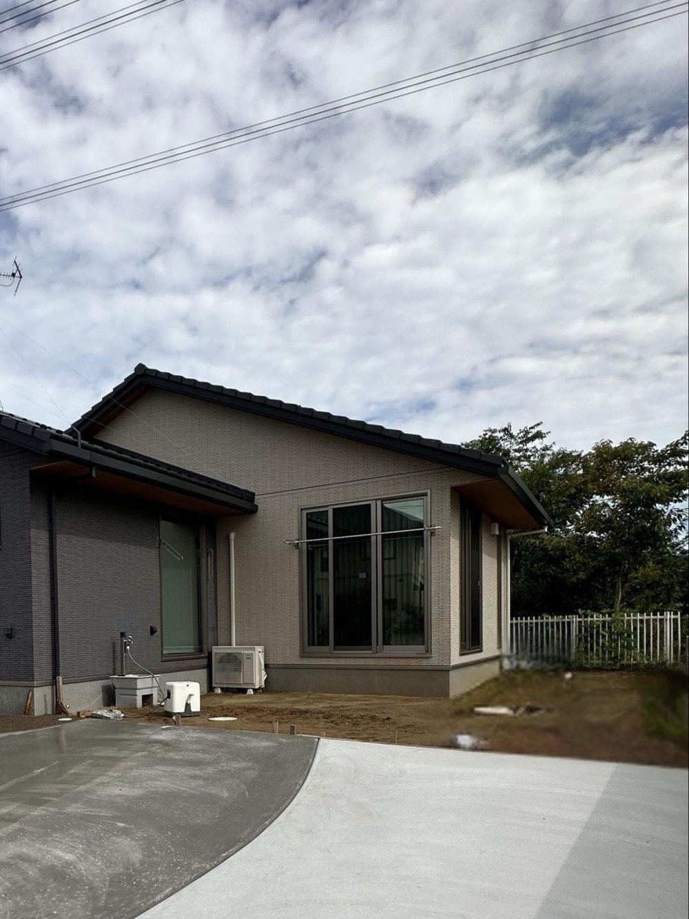 施工前：庭が土のままの住宅の様子