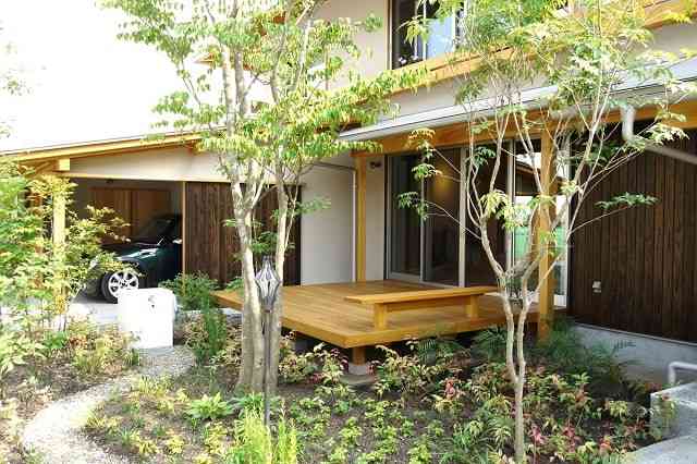 植物に囲まれたウッドデッキ